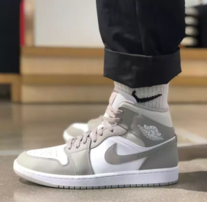 Alternative view of Giày Nike Air Jordan 1 Mid 'Linen' 554724-082