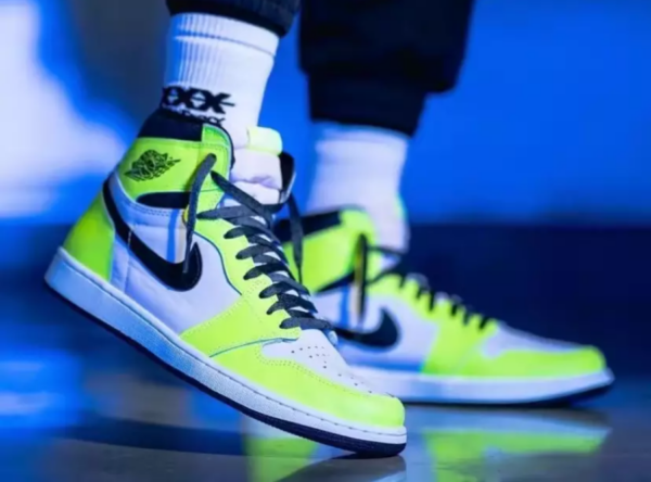 Giày Nike Air Jordan 1 Retro High OG 'Volt' 555088-702 - Ảnh 6