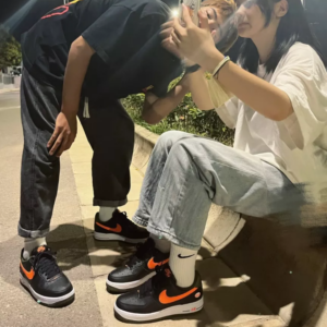 Giay Nike Air Force 1 Low ‘Hoops Black University Gold’ DH7440-001