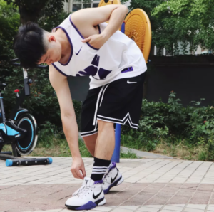 Alternative view of Giày Nike Zoom Kobe 1 Protro 81 Points 'White Purple' AQ2728-105