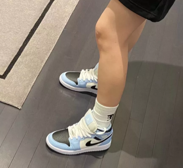 Giày Nike Air Jordan 1 Mid GS 'Ice Blue' 555112-401 - Ảnh 6