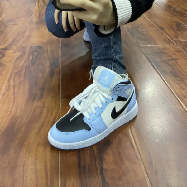 Giày Nike Air Jordan 1 Mid GS 'Ice Blue' 555112-401 - Ảnh 3