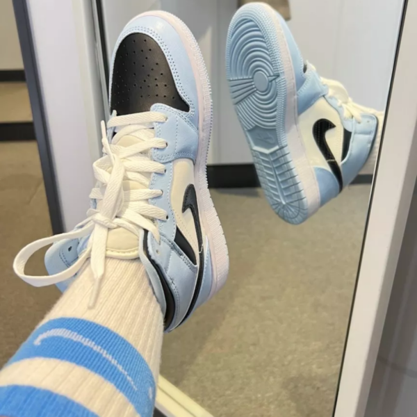 Giày Nike Air Jordan 1 Mid GS 'Ice Blue' 555112-401 - Ảnh 2