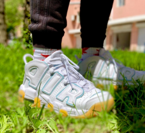 Alternative view of Giày Nike Air More Uptempo GS 'Ocean Bliss' 415082-107
