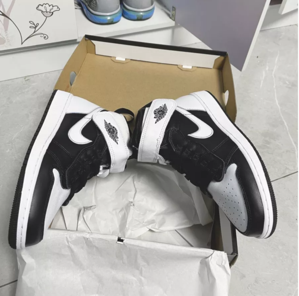 Giày Nike Air Jordan 1 High FlyEase GS 'Black White' DC7986-011 - Ảnh 3