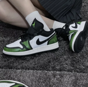 Alternative view of Giày Nike Air Jordan 1 Low Wear Away 'Electric Green' DN3705-003