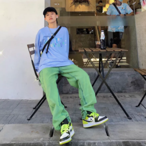 Alternative view of Giày Nike Air Jordan 1 Low SE GS 'Black Cyber' CT1564-003