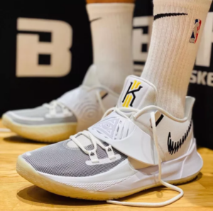 Alternative view of Giày Nike Kyrie Low 3 EP 'White Black Glow' CJ1287-100