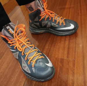 Alternative view of Giày Nike LeBron 10 'BHM' 583109-001