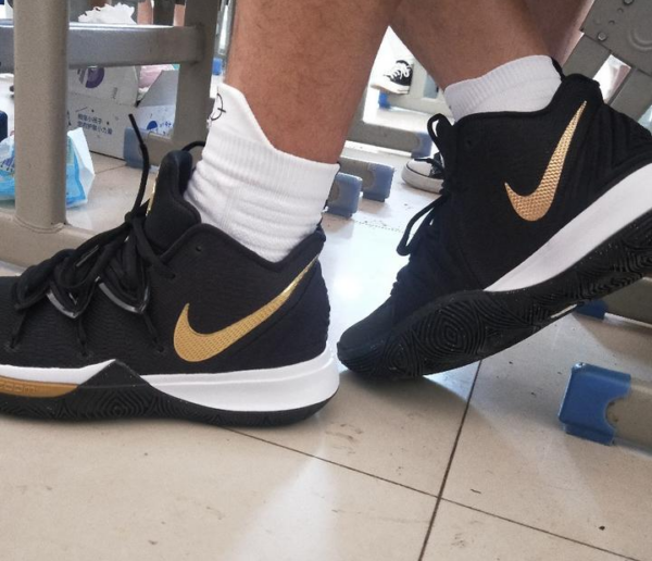 Giày Nike Kyrie 5 'Black Metallic Gold' AO2918-007 - Ảnh 4
