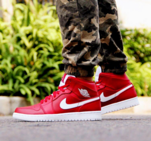 Alternative view of Giày Nike Air Jordan 1 Retro Mid 'Gym Red 2.0' 554724-600