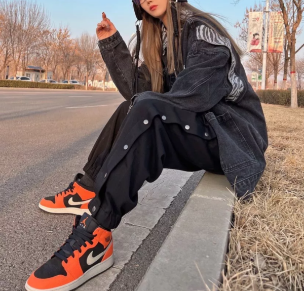 Giày Nike Air Jordan 1 Retro Mid GS 'Orange Black' 554725-062 - Ảnh 5