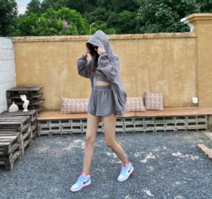 Alternative view of Giày Nike Air Jordan 1 Mid GS 'Half Blue' 555112-400