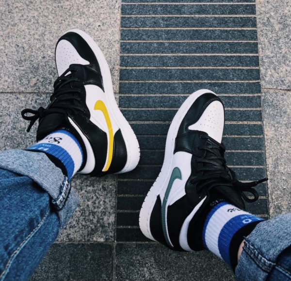 Giày Nike Air Jordan 1 Retro Mid GS 'Multicolor Swoosh' 554725-052 - Ảnh 2