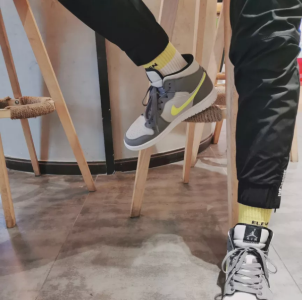 Giày Nike Air Jordan 1 Mid 'Gun Smoke Volt' 554724-072 - Ảnh 8