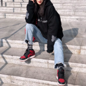 Alternative view of Giày Nike Air Jordan 1 Mid 'Reverse Banned' 554724-610