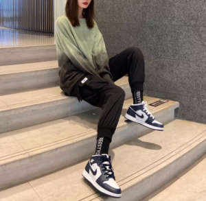 Alternative view of Giày Nike Air Jordan 1 Mid 'Obsidian' 554724-174