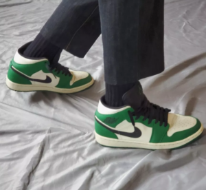 Alternative view of Giày Nike Air Jordan 1 Mid 'Pine Green' 852542-301