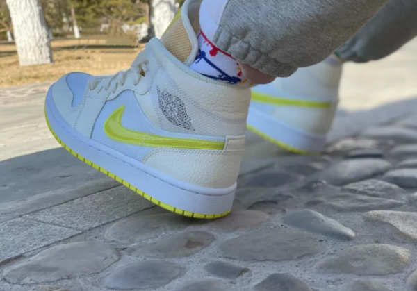 Giày Nike Wmns Air Jordan 1 Mid SE 'Voltage Yellow' DB2822-107 - Ảnh 2