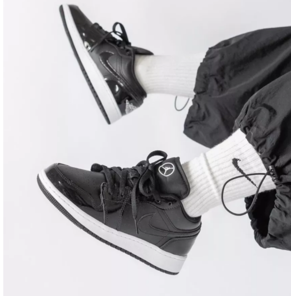 Giày Nike Air Jordan 1 Mid Wmns 'Black White' BQ6472-011 - Ảnh 2