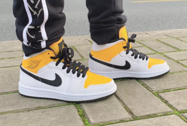 Giày Nike Air Jordan 1 Mid 'White University Gold' BQ6472-107 - Ảnh 2