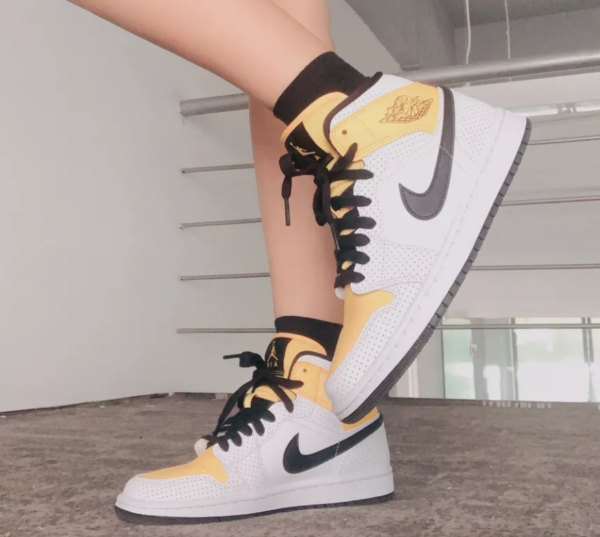Giày Nike Air Jordan 1 Mid 'White University Gold' BQ6472-107 - Ảnh 4