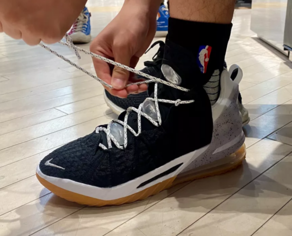 Giày Nike LeBron 18 EP 'Black White Gum' CQ9284-007 - Ảnh 2