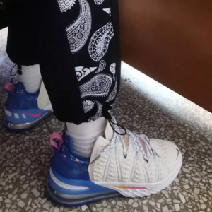 Alternative view of Giày Nike LeBron 18 'Los Angeles By Day' DB8148-200