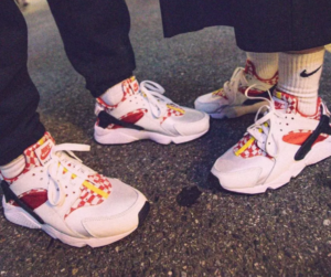 Alternative view of Giày Nike Air Huarache Premium QS 'Liverpool' DN5080-100