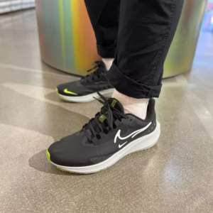 Alternative view of Giày Nike Air Zoom Pegasus 39 Shield 'Black Dark Smoke Grey' DO7625-002