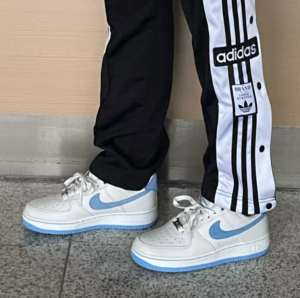 Alternative view of Giày Nike Air Force 1 Low LXX 'University Blue' DX1193-100