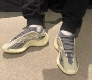 Giay Adidas Yeezy 700 V3 'Fade Salt' ID1674