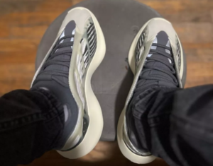 Giay Adidas Yeezy 700 V3 'Fade Salt' ID1674