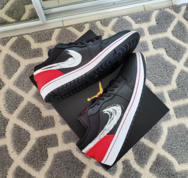 Giày Nike Air Jordan 1 Low 'Brushstroke Swoosh Black Red' DA4659-001 - Ảnh 9