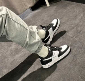 Giay Nike Air Force 1 'White Swoosh Panda' DV1621-001