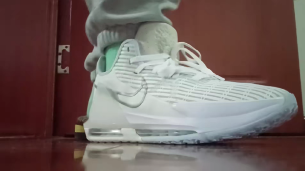 Giay Nike LeBron Witness 6 'White Metallic Pewter' CZ4052-102