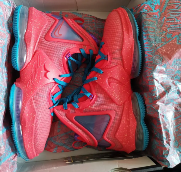 Giay Nike LeBron 19 'King's Crown' CZ0203-600