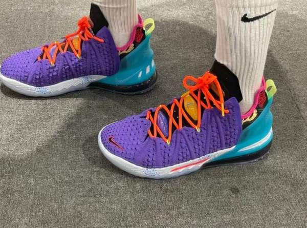 Giay Nike LeBron 18 'Best Of 10-18' DM2813-500