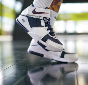 Giay Nike Zoom LeBron 2 Retro 'USA' 2022 DR0826-100