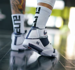 Giay Nike Zoom LeBron 2 Retro 'USA' 2022 DR0826-100