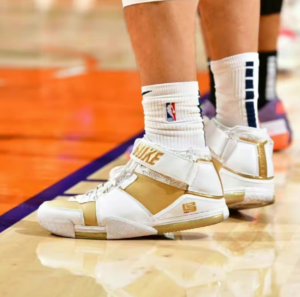 Giay Nike Zoom Lebron 2 Retro 'Maccabi' 2022 DJ4892-100