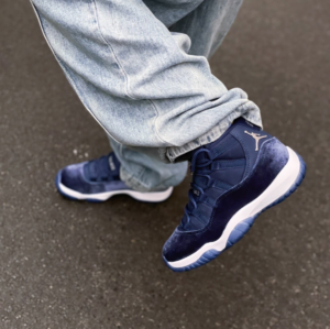 Giay Nike Air Jordan 11 Retro 'Midnight Navy Velvet' AR0715-441
