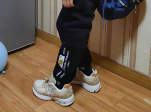 Giay New Balance 2002R Big Kid 'Incense Sandstone' GC2002EF