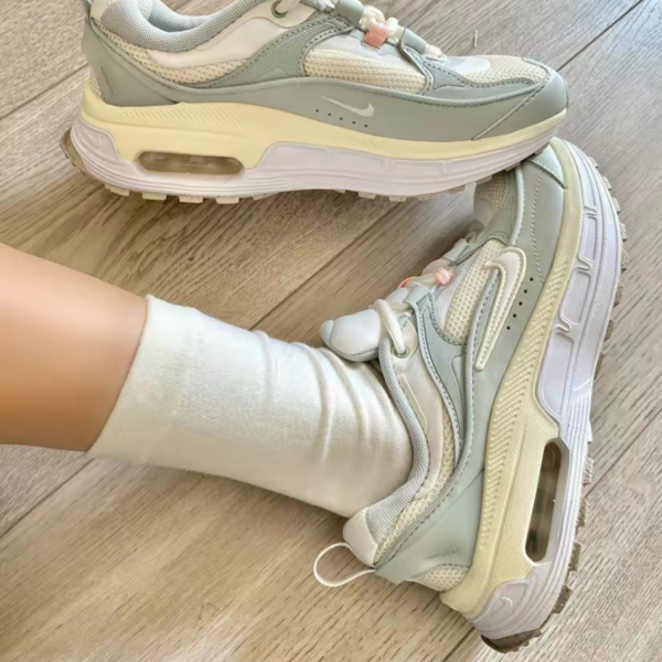 Giay Nike Air Max Bliss 'Light Silver Sail' FB7170-111