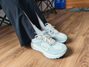 Giay Nike Air Max Bliss 'Light Silver Sail' FB7170-111