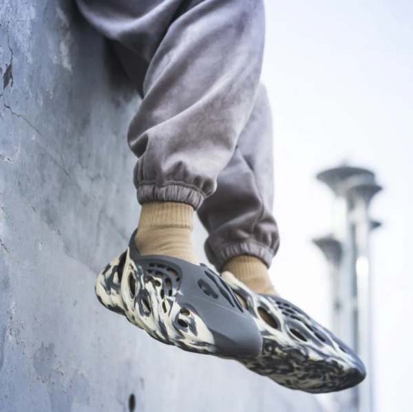 Dép Adidas Yeezy Foam RNNR MXT 'Moon Grey' GV7904 - Ảnh 3