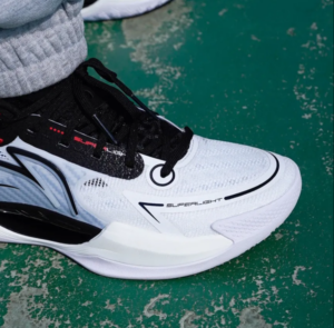 Giay Lining Ultra Light 2022 V2 'White' ABAT029-1