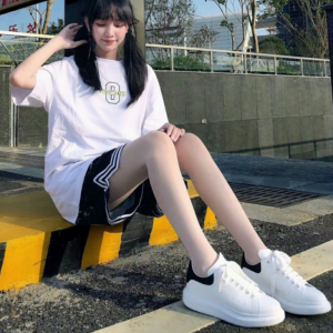 Alternative view of Giày Alexander McQueen Wmns Oversized Sneaker 'White Black' 650788-WHZ4K-9061