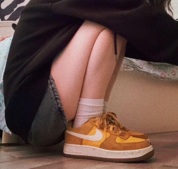 Giày Nike Wmns Air Force 1 '07 SE 'First Use University Gold Gum' DA8302-700 - Ảnh 2