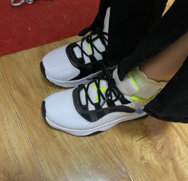 Giày Nike Air Jordan 11 CMFT Low SE GS 'White Volt' DM3397-100 - Ảnh 3